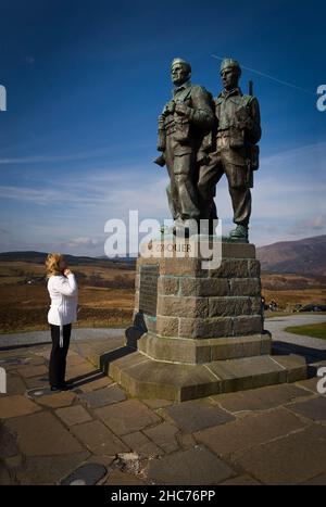Lady Looka mature presso la statua commemorativa del Commando al ponte Spean vicino a Fort William Western Highlands di Scozia Foto Stock