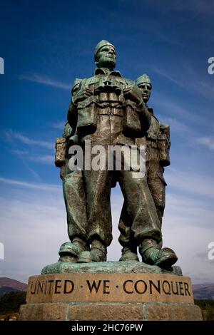 Guardando verso l'alto la statua del Commando Memorial presso lo Spean Bridge vicino a Fort William Western Highlands di Scozia Foto Stock