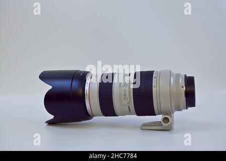 Obiettivo fotocamera Canon 70-200 F 2,8L isolato su sfondo bianco Foto Stock