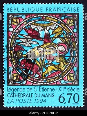 FRANCIA - CIRCA 1994: Un francobollo stampato in Francia mostra vetrate, Cattedrale di San Giuliano, le Mans, circa 1994 Foto Stock