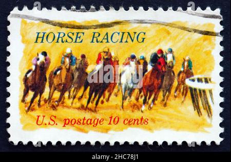 STATI UNITI D'AMERICA - CIRCA 1974: Un francobollo stampato negli Stati Uniti mostra Horses arrotondamento turno, Horse Racing, circa 1974 Foto Stock