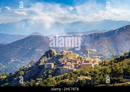 Paesaggio con Speloncato villaggio in Corsica, francese Foto Stock