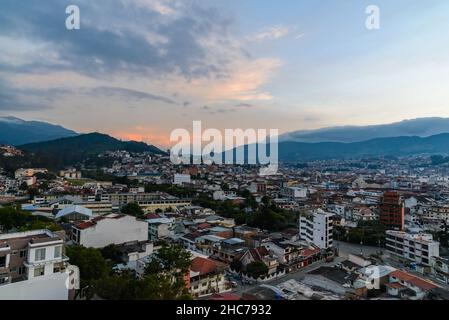Nuvole colorate al crepuscolo sopra la città Loja. Ecuador, Sud America. Foto Stock