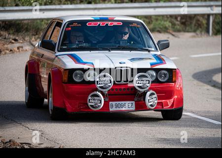 Barcellona, ​​Spain; 23 ottobre 2021: BMW E21 VIII Rallye Platja D'Aro storico in Catalogna Foto Stock