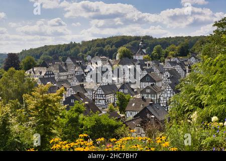 Centro storico di Freudenberg con belle case a graticcio in Siegerland, Germania Foto Stock