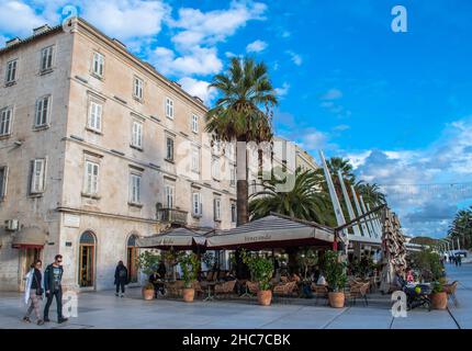 Spalato, Croazia-la Riva, passeggiata lungomare fiancheggiata da ristoranti e caffè, un popolare luogo di ritrovo per la gente del posto e turisti Foto Stock