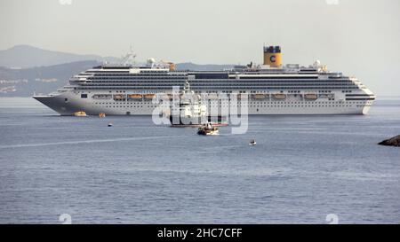 Nave da crociera COSTA FAVOLOSA ancorata al largo della costa dalmata, Dubrovnik, Croazia Foto Stock