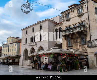 Passerella fiancheggiata da ristoranti e caffè, popolare luogo di ritrovo per la gente del posto e turisti a Spalato, Croazia. Le tende coprono tavoli e sedie da esterno Foto Stock