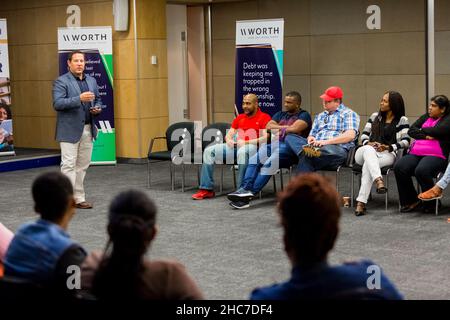 Johannesburg, Sudafrica - 23 febbraio 2018: Educatore che istruisce diversi studenti adulti sulla finanza personale Foto Stock