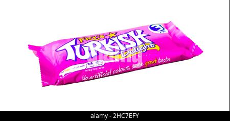 Norwich, Norfolk, Regno Unito – Dicembre 2021. Una confezione multipla di cioccolato Fry's Turkish Delight tagliato isolato su un semplice sfondo bianco Foto Stock