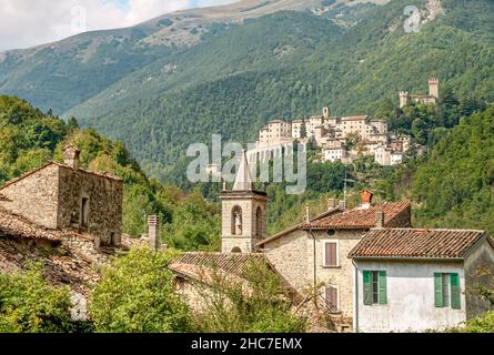 Arquata del Tronto, antica statio romana, con Castelsantangelo sul Nera sullo sfondo prima del terremoto, Umbria, Italia Foto Stock