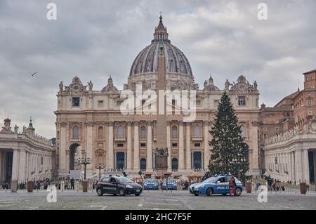 Roma, Lazio, Italia - 12-20-2021: Auto per l'albero di Natale e la polizia di fronte alla Basilica di San Pietro nella Città del Vaticano Foto Stock