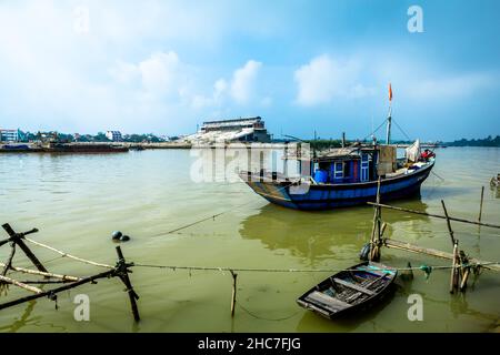 La pesca in barca in primo piano di una nuova statium essendo costruito da Hoi An e DaNang, Vietnam. Foto Stock