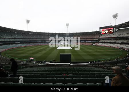 Vista generale durante il giorno uno dei test del terzo Ashes al Melbourne Cricket Ground, Melbourne. Data foto: Domenica 26 dicembre 2021. Foto Stock