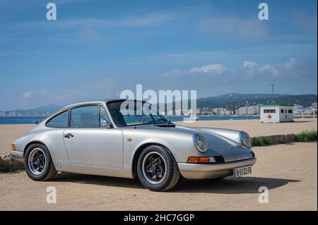 Barcellona, ​​Spain; 3 ottobre 2021: Bella Porsche 911 Turbo parcheggiata vicino alla spiaggia Foto Stock