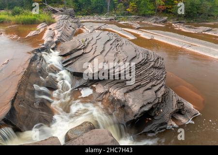 Cascate di Bonanza, Big Iron River, vicino Silver City, Autunno, Michigan, USA, di Dominique Braud/Dembinsky Photo Assoc Foto Stock