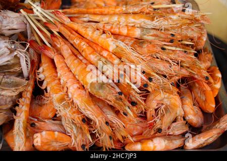 Gamberetti fritti in bastoni, popolare cibo di strada vietnamita Foto Stock