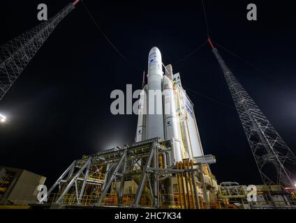 Kourou, Guyana francese. 23rd Dic 2021. Il razzo Arianespace Ariane 5 con il telescopio spaziale James Webb della NASA a bordo, è stato rifatto sul trampolino di lancio presso il Guiana Space Center, 23 dicembre 2021 a Kourou, Guiana francese. Credit: Bill Ingls/NASA/Alamy Live News Foto Stock