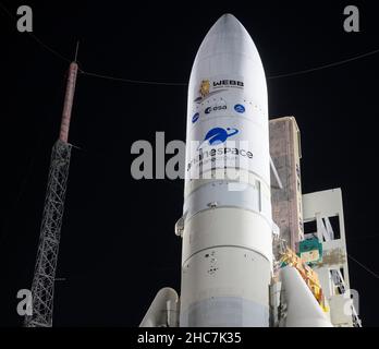 Kourou, Guyana francese. 23rd Dic 2021. Il razzo Arianespace Ariane 5 con il telescopio spaziale James Webb della NASA a bordo, è stato rifatto sul trampolino di lancio presso il Guiana Space Center, 23 dicembre 2021 a Kourou, Guiana francese. Credit: Bill Ingls/NASA/Alamy Live News Foto Stock