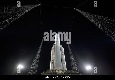 Kourou, Guyana francese. 23rd Dic 2021. Il razzo Arianespace Ariane 5 con il telescopio spaziale James Webb della NASA a bordo, è stato rifatto sul trampolino di lancio presso il Guiana Space Center, 23 dicembre 2021 a Kourou, Guiana francese. Credit: Bill Ingls/NASA/Alamy Live News Foto Stock