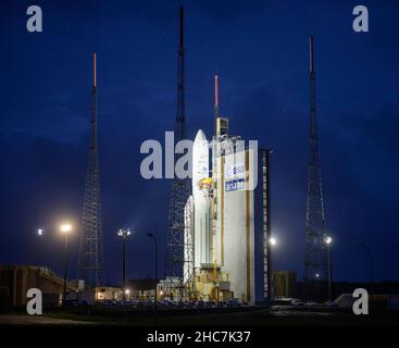 Kourou, Guyana francese. 23rd Dic 2021. Il razzo Arianespace Ariane 5 con il telescopio spaziale James Webb della NASA a bordo, è stato rifatto sul trampolino di lancio presso il Guiana Space Center, 23 dicembre 2021 a Kourou, Guiana francese. Credit: Bill Ingls/NASA/Alamy Live News Foto Stock