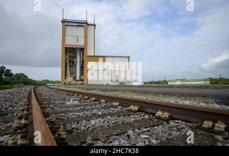 Kourou, Guyana francese. 23rd Dic 2021. Il razzo Arianespace Ariane 5 con il telescopio spaziale James Webb della NASA a bordo, nell'edificio dell'assemblaggio finale come è preparato per il lancio al Guiana Space Center, 23 dicembre 2021 a Kourou, Guiana francese. Credit: Bill Ingls/NASA/Alamy Live News Foto Stock