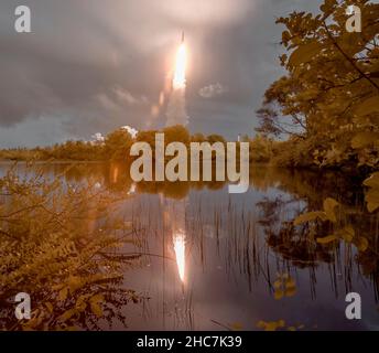 Kourou, Guyana francese. 25th Dic 2021. Il razzo Arianespace Ariane 5 con il telescopio spaziale James Webb della NASA a bordo, si disbrilla dal Guiana Space Center mostra in questa esposizione infrarossa a falsi colori, il 25 dicembre 2021 a Kourou, Guiana francese. Credit: Bill Ingls/NASA/Alamy Live News Foto Stock