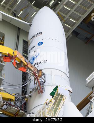 Kourou, Guyana francese. 23rd Dic 2021. Il razzo Arianespace Ariane 5 con il telescopio spaziale James Webb della NASA a bordo, nell'edificio dell'assemblaggio finale come è preparato per il lancio al Guiana Space Center, 23 dicembre 2021 a Kourou, Guiana francese. Credit: Chris Gunn/NASA/Alamy Live News Foto Stock