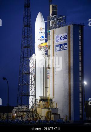 Kourou, Guyana francese. 23rd Dic 2021. Il razzo Arianespace Ariane 5 con il telescopio spaziale James Webb della NASA a bordo, è stato rifatto sul trampolino di lancio presso il Guiana Space Center, 23 dicembre 2021 a Kourou, Guiana francese. Credit: Bill Ingls/NASA/Alamy Live News Foto Stock