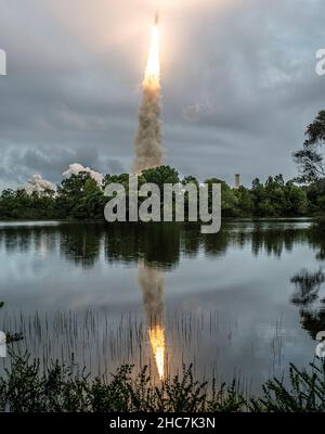 Kourou, Guyana francese. 25th Dic 2021. Il razzo Arianespace Ariane 5 con il telescopio spaziale James Webb della NASA a bordo, si spaventa dal Guiana Space Center, 25 dicembre 2021 a Kourou, Guiana francese. Credit: Chris Gunn/NASA/Alamy Live News Foto Stock