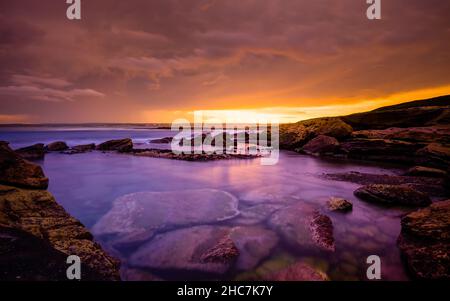 Formazione rocciosa lungo la costa del Pacifico nel Parco Nazionale di Kamay Botany Bay Foto Stock