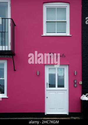 Aldeburgh, Suffolk, Inghilterra, Gran Bretagna, giu 2nd 2021. Casa magenta sul lungomare di Aldeburgh Foto Stock
