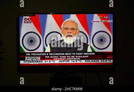 New Delhi, primo ministro indiano Narendra modi rivolgendosi alla gente in TV a Nuova Delhi. 3rd Jan 2022. Foto scattata il 25 dicembre 2021 mostra il primo ministro indiano Narendra modi rivolgendosi alla gente in TV a Nuova Delhi, India. Il primo ministro indiano Narendra modi sabato ha dichiarato che una nuova campagna di vaccinazione COVID-19 per giovani di età compresa tra i 15 e i 18 anni sarà lanciata nel paese a partire dal 3 gennaio 2022. Credit: Javed Dar/Xinhua/Alamy Live News Foto Stock