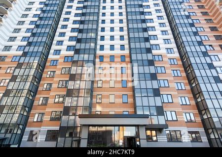 moderno edificio residenziale multi-appartamento a più piani con appartamenti, vista dal basso Foto Stock