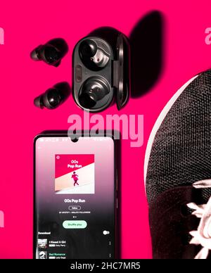 Flatlay di cuffie running shoe e telefono Foto Stock