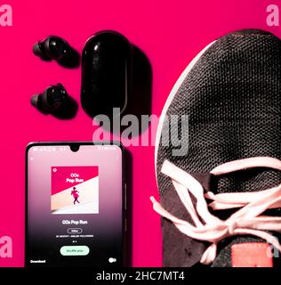 Flatlay di cuffie running shoe e telefono Foto Stock