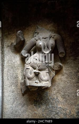 Magnificamente scolpito rilievo di figura donna sul muro del tempio di Bhuleshwar a Yavat Maharashtra Foto Stock
