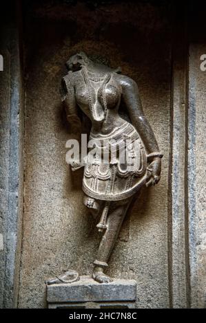 Magnificamente scolpito rilievo di figura donna sul muro del tempio di Bhuleshwar a Yavat Maharashtra Foto Stock