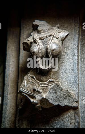 Magnificamente scolpito rilievo di figura donna sul muro del tempio di Bhuleshwar a Yavat Maharashtra Foto Stock