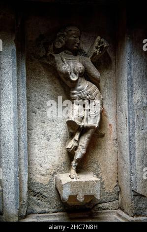 Magnificamente scolpito rilievo di figura donna sul muro del tempio di Bhuleshwar a Yavat Maharashtra Foto Stock