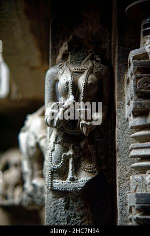 Magnificamente scolpito rilievo di figura donna sul muro del tempio di Bhuleshwar a Yavat Maharashtra Foto Stock