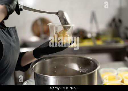 Consegna di cibo per le piccole imprese. Posate usa e getta con zuppa, imballaggio da asporto, pranzo al ristorante, scatole per pranzo in ufficio, concetto di consegna di cibo Foto Stock