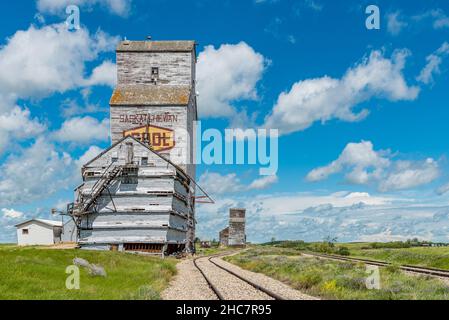 Horizon, Saskatchewan, Canada - 18 luglio 2020: La piscina abbandonata del grano e gli ascensori federali del grano nella città fantasma di Horizon, Saskatchewan, Canada Foto Stock