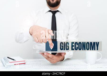 Testo scritto a mano Gig Economy. Foto concettuale un sistema di mercato che si distingue per i lavori a breve termine e i contratti che presentano la tecnologia della comunicazione Foto Stock