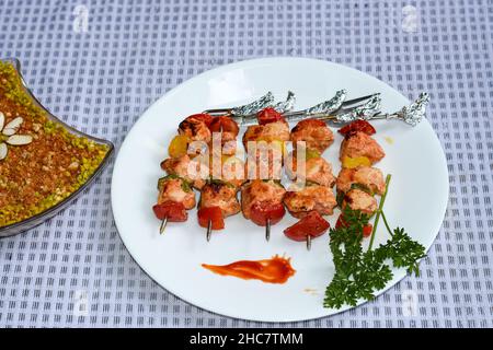 Kebab di pollo turco con peperone, pomodoro e prezzemolo. Foto Stock