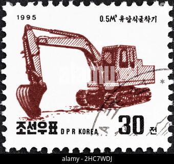 COREA DEL NORD - CIRCA 1995: Un francobollo stampato in Corea del Nord dal numero 'Machines' mostra Excavator, circa 1995. Foto Stock