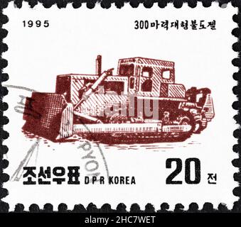 COREA DEL NORD - CIRCA 1995: Un francobollo stampato in Corea del Nord dal numero 'Machines' mostra Bulldozer, circa 1995. Foto Stock