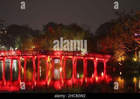 Il legno dipinto di rosso il Ponte di Huc nel quartiere vecchio di Hanoi di notte Foto Stock