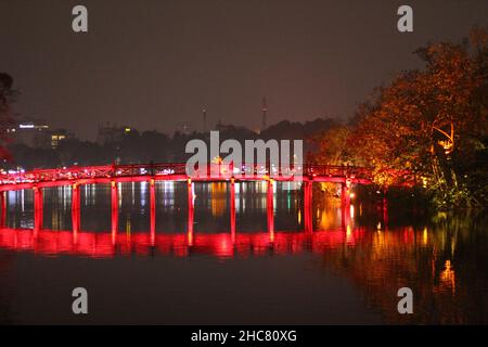 Il legno dipinto di rosso il Ponte di Huc nel quartiere vecchio di Hanoi di notte Foto Stock