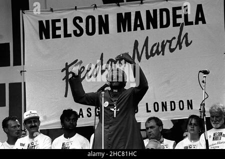 Foto del file datata 17/07/88 dell'Arcivescovo Desmond Tutu al Nelson Mandela Freedom Rally di Hyde Park, Londra. Desmond Tutu, l’attivista vincitore del Premio Nobel per la pace per la giustizia razziale e i diritti dell’LGBT, è morto all’età di 90 anni. Era stato curato in ospedale più volte dal 2015, dopo essere stato diagnosticato con il cancro della prostata nel 1997. Data di emissione: Domenica 26 dicembre 2021. Foto Stock